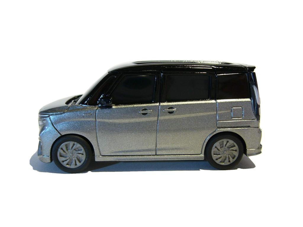 SUZUKI SOLIO Bandit 3rd Generation Miniature Car in Premium Silver Metallic with Black Roof (2020-present) Pull-Back Two-Tone