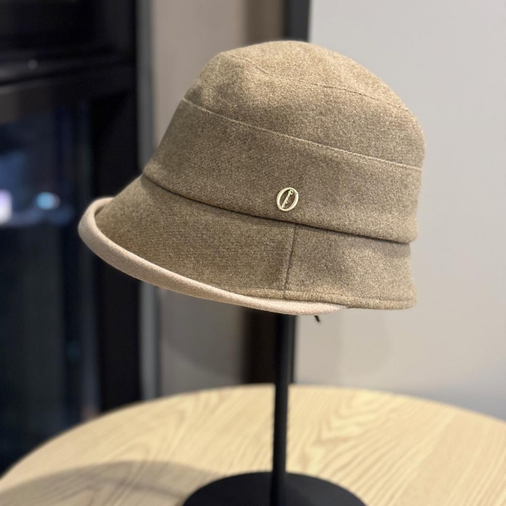Autumn and Winter Hats for Women Fashionable Metal Label Fisherman Hat Street Casual Versatile Face Showing Small Elegant Curling Edge