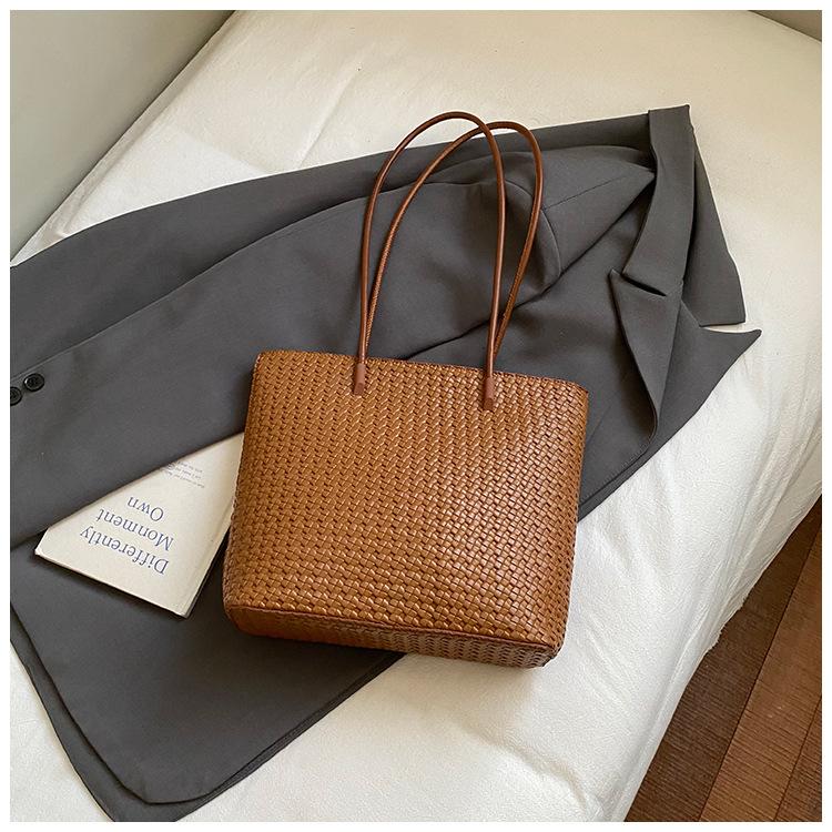 

Мода 2025 ретро кэжуал простой личностный шоппер новая нишевая дизайнерская сумка на плечо плетеная сумка под мышкой