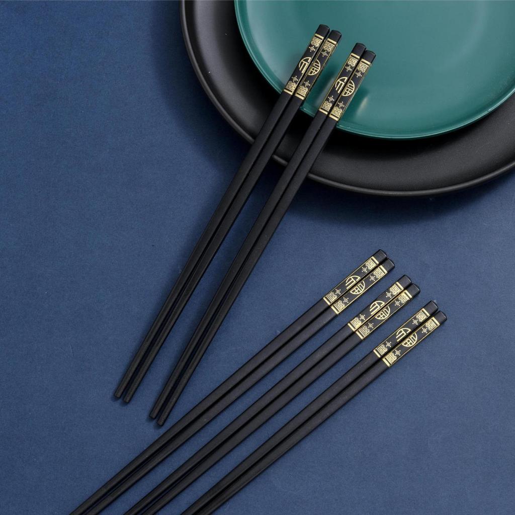 5 par wysokiej klasy pałeczek ze stopu: Żaroodporne i stylowe pałeczki z hot-stampingowym wzorem
