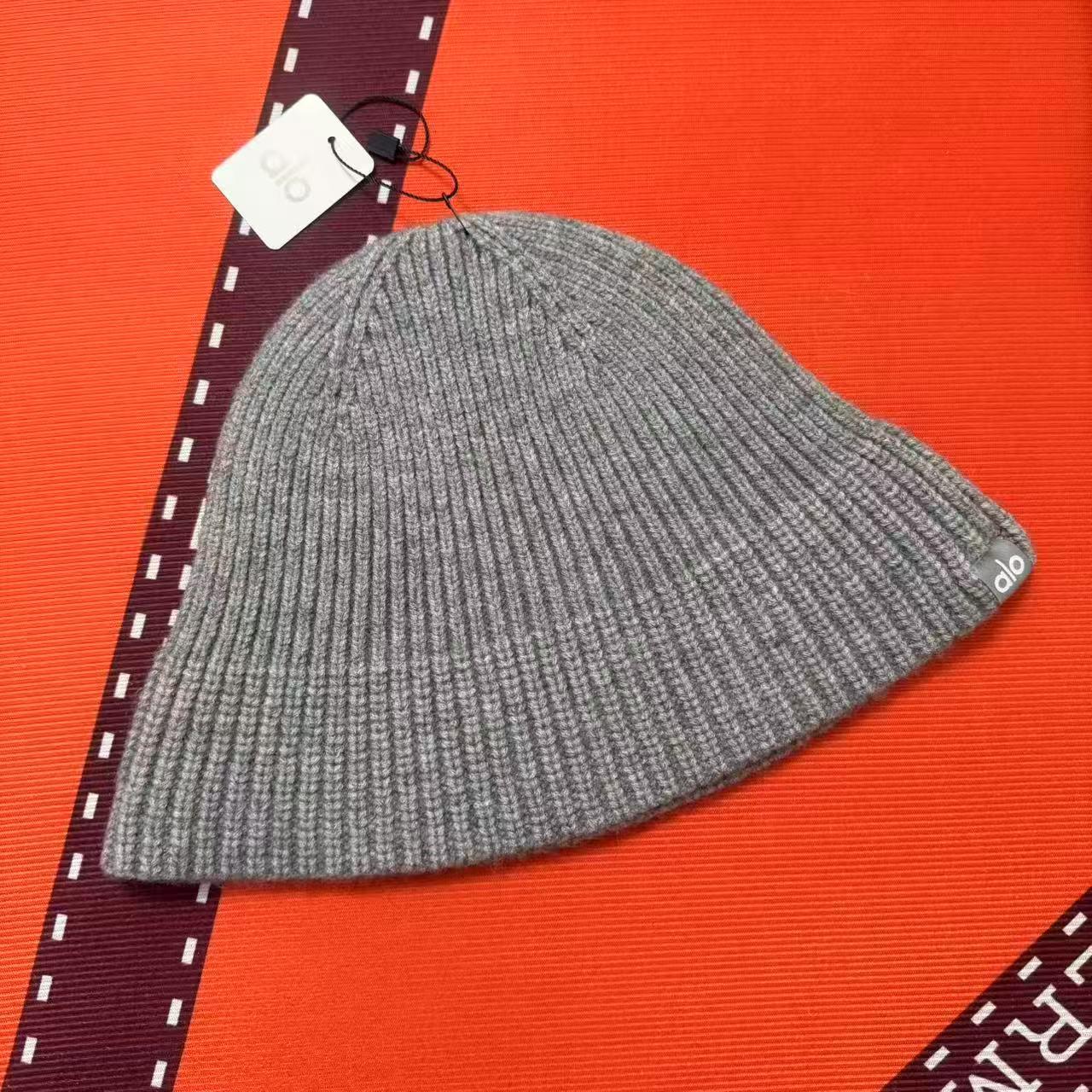 

Autumn/Winter Korean Style Knitted Wide Brim Bucket Hat - Fashionable, Face-Slimming Design for Girls