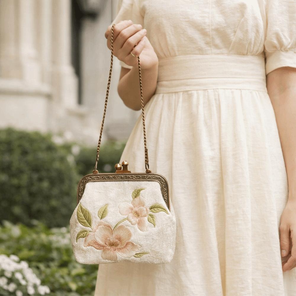 Flower Embroidery Banquet Bag Metal Buckle Ladies Clutch Bag Portable Hanfu Handbag  Wedding