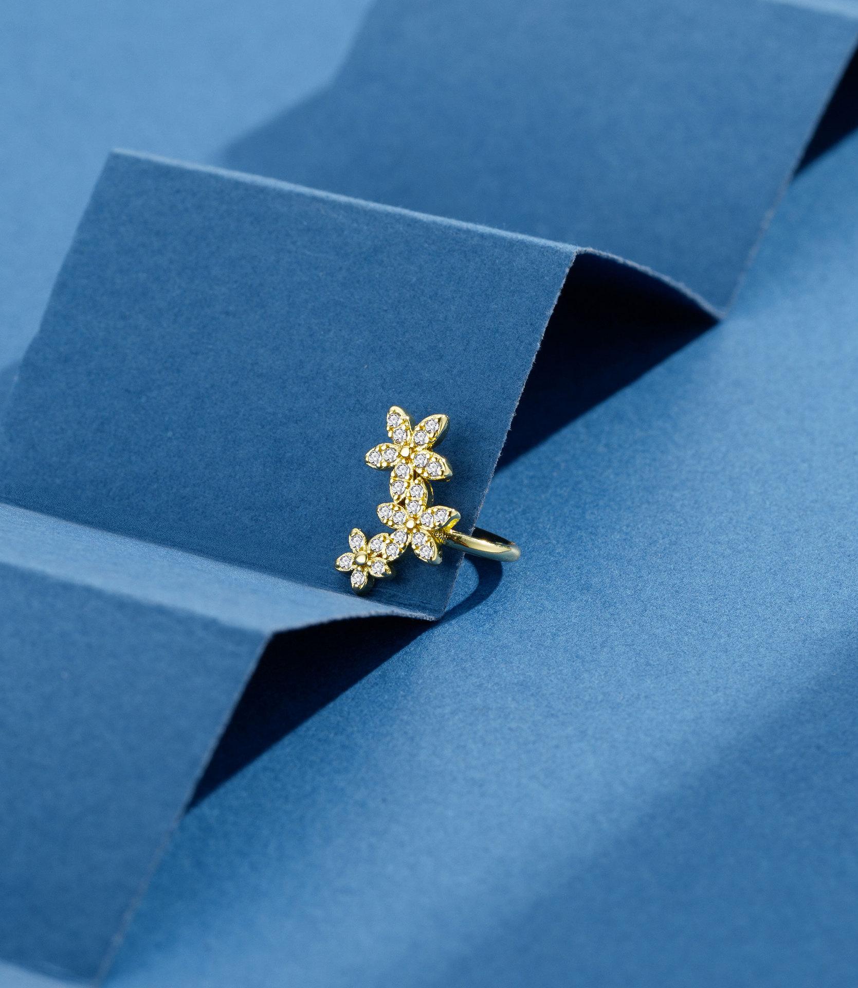 

Fashionable Three Small Flower Zircon Ear Clips Non Pierced Simple Temperament Versatile Accessories золотой