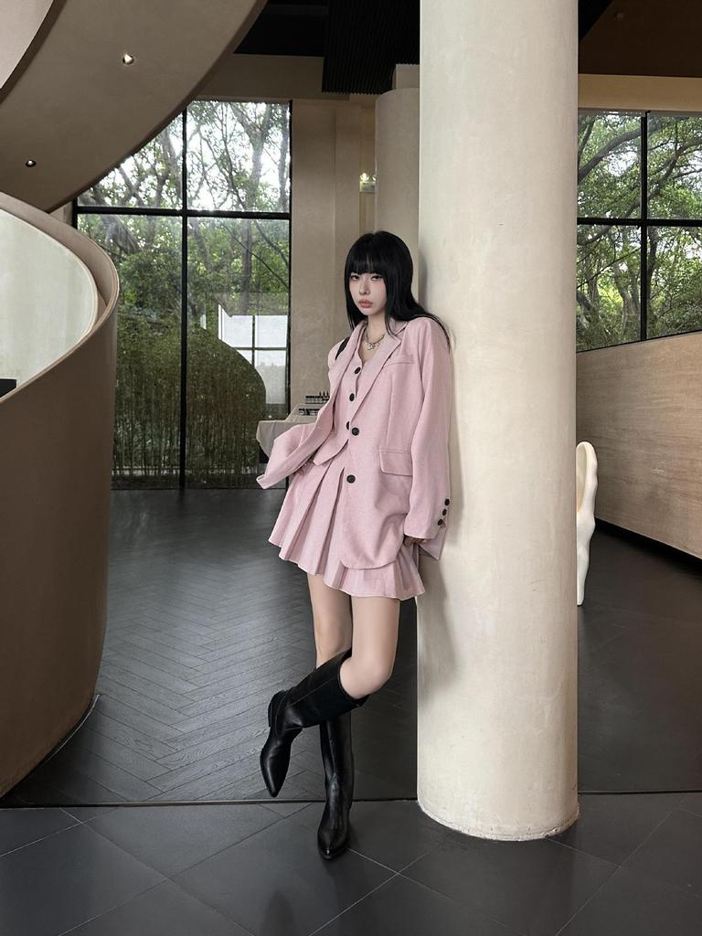 2025 new pointed cowboy boots, thick-heeled knight boots, straight to the knee, fashionable and simple black boots