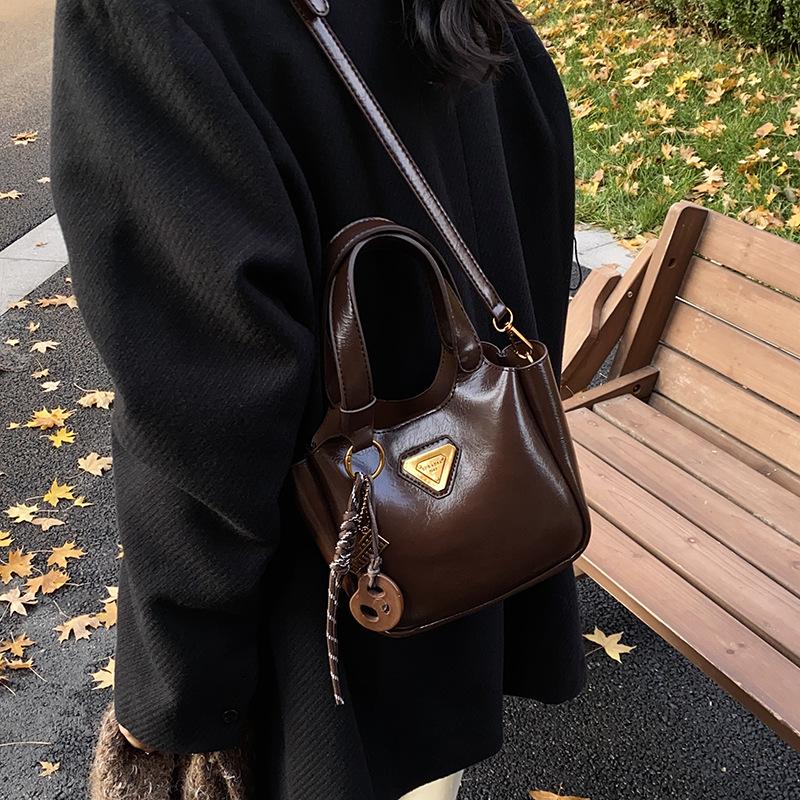 Hand Carry Fashionable Casual Bucket Bag Women's High-end Sense Simple Shoulder Oblique Span Bag 2025 Autumn and Winter New Niche Design