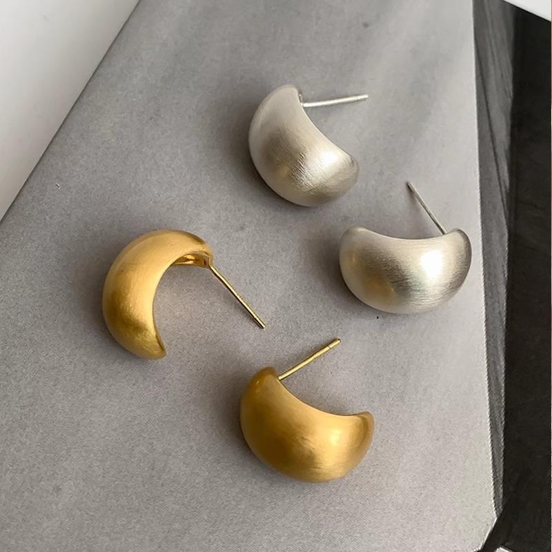 Silver Needle Eye-catching Matte Frosted Brushed Ear Studs in The Shape of A Waterdrop Arc