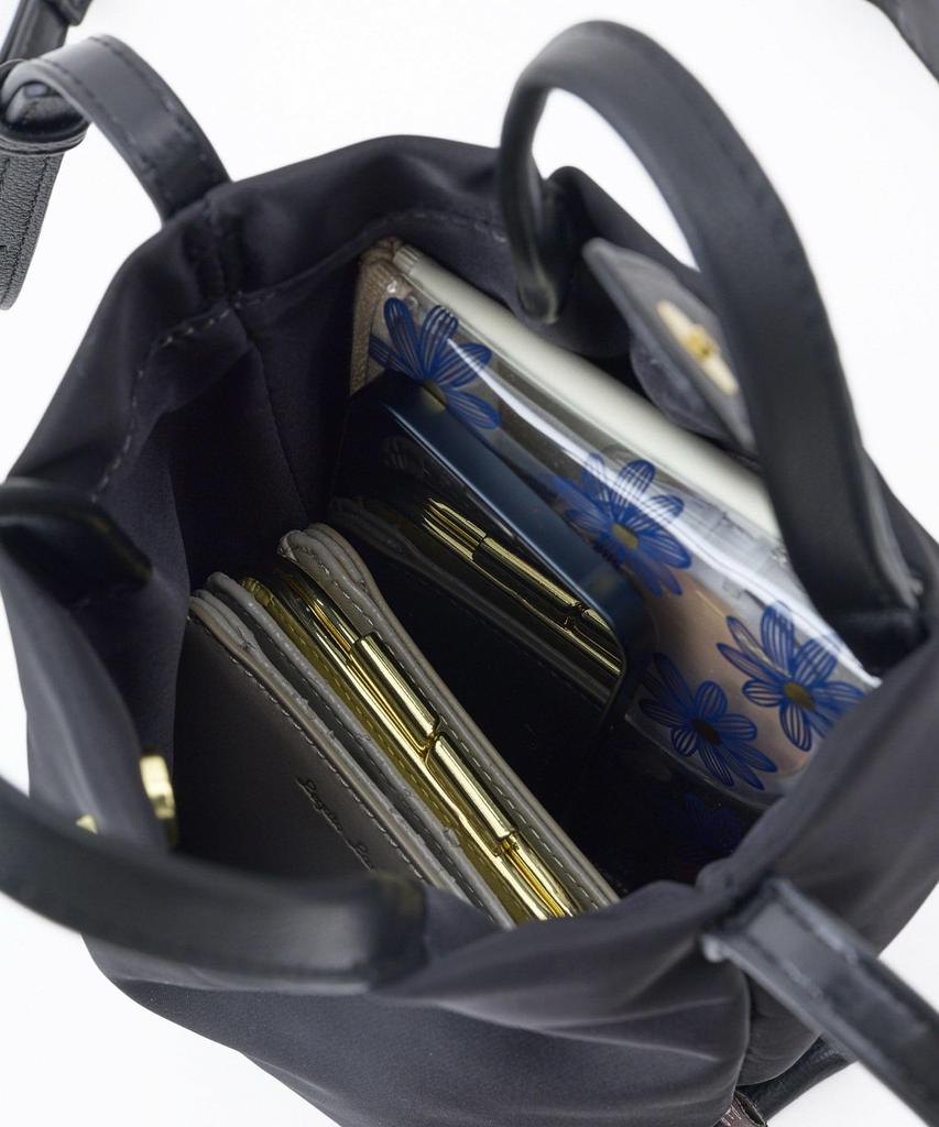 Comfortable vertical shoulder with shoulder and smartphone Compact bag, water-repellent, pad, storage. design.