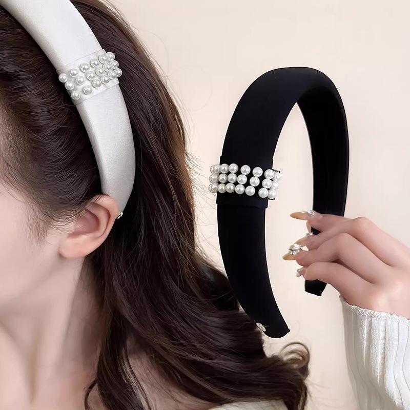 Zhao Ruth has the same black pearl headband for women's foreign light luxury headband hair jewelry.