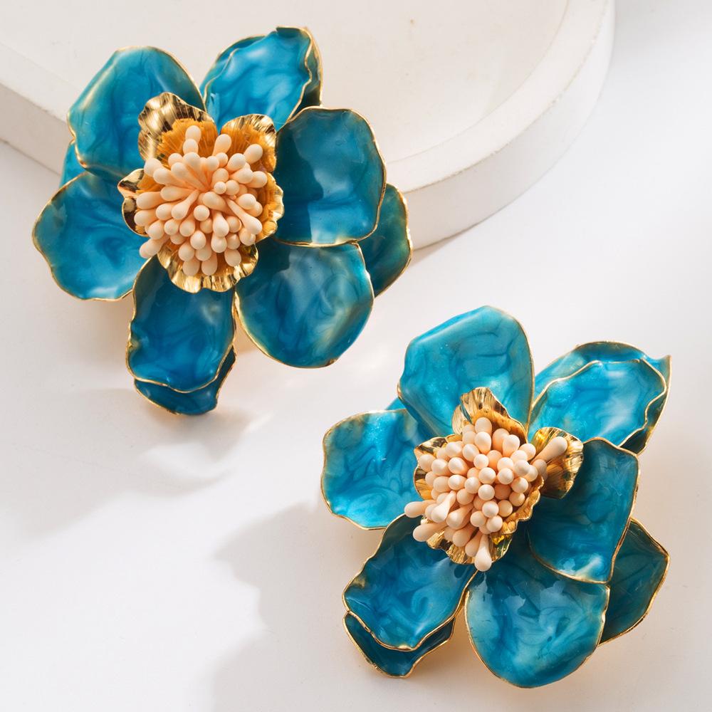 

Retro Court-style Elegant and Versatile High-end Ear Ring with A Touch of Luxury. Small and Unique Camellia-shaped Earrings for Women. синій