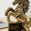 Feng Shui Messing Pferdestatue Pferd auf Münzen tretend Chinesisches Neujahr Tischdekoration Tierkreis Glückspferd Skulptur mit Schatz