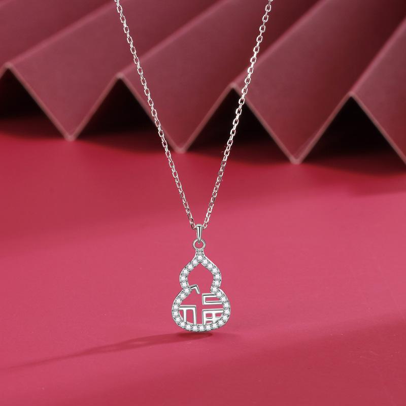 Nafu gourd necklace women's national tide high sense natal year diamond pendant Fulu versatile collarbone chain