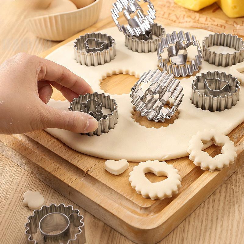 Metal Pastry Cookie Cutter Set Mini Christmas Sandwich Biscuit Baking Molds Xmas Tree Snowflake Gingerbread Shape Cakes Decor
