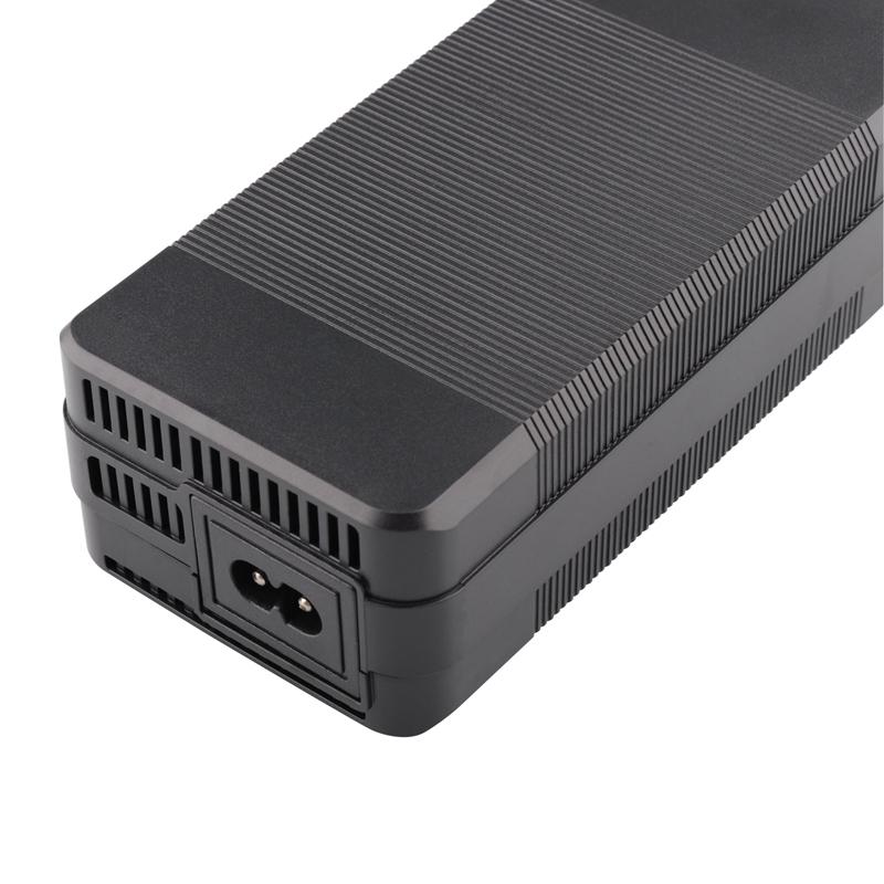 58.8V 3A Ładowarka do Baterii Litowych Dla 52V Hulajnogi Elektrycznej Ładowarka do E-Roweru Dla 14S Pakietu Baterii Li-ion Z Złączem 3-Pin XLR