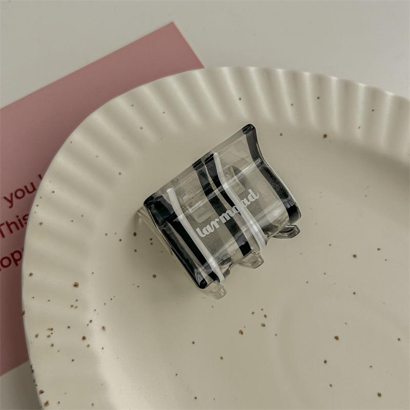 Korean Chic: High-End Black Gradient Shark Hair Clip 2023