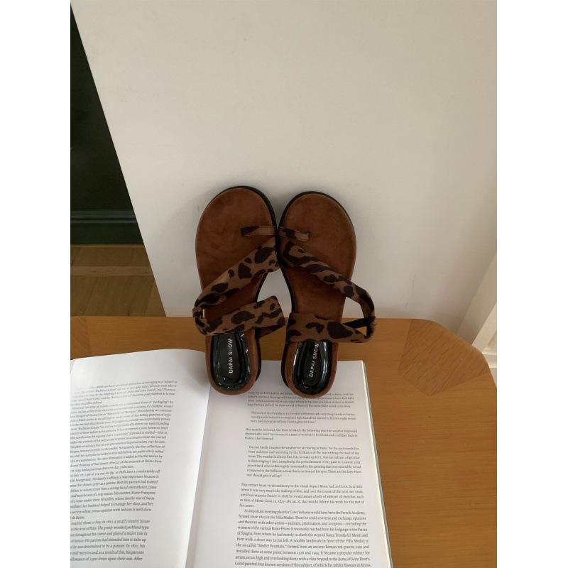 

2025 Korean version summer new fashion niche design sense wedge heel slippers women s round head open-toed low-heeled toe women s slippers 39 цветной печати леопарда