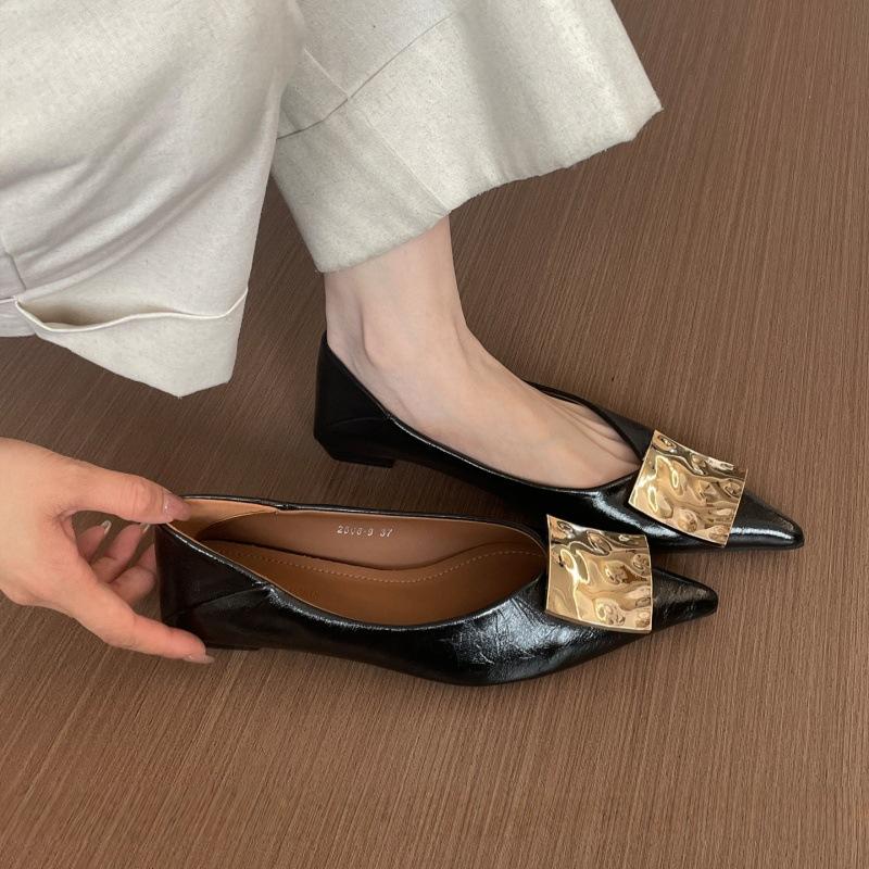 Spot version! Flat-bottomed retro metal buckle pointed single shoes women's shoes 2025 spring and autumn new versatile light mouth commuting shoes