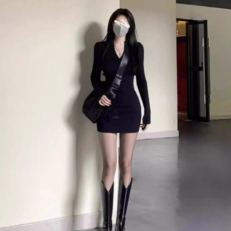 Elegant Black Slim Fit Little Black Dress with Feminine Design and Hip-Hugging Skirt
