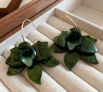 Акриловые цветочные серьги зелёный