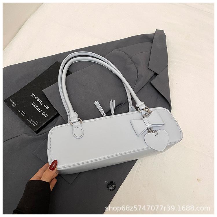 High-end texture foreign style small bag women's 2025 new versatile one-shoulder armpit bag French niche design baguette bag