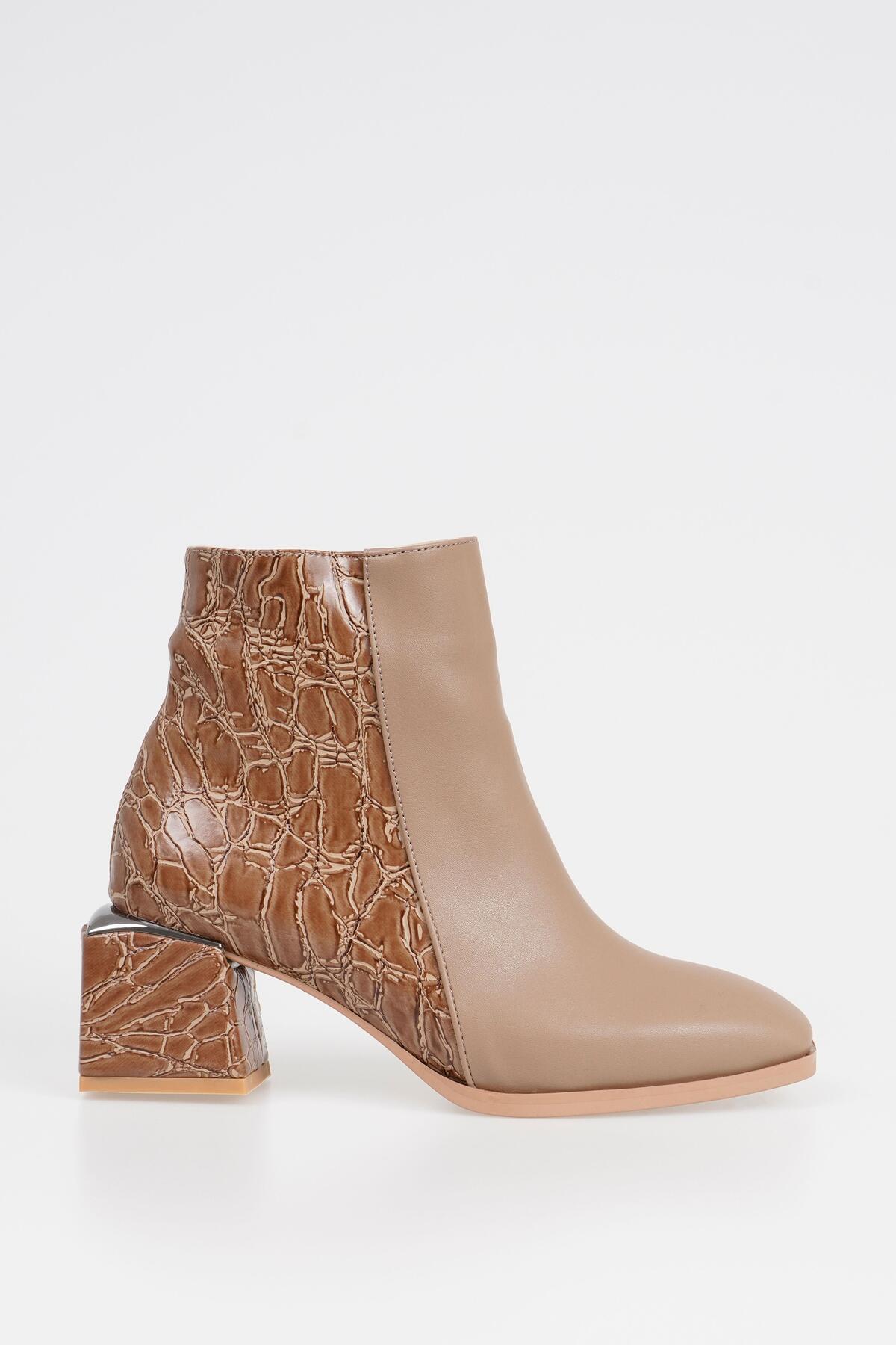 

Женские сапоги на каблуке с крокодиловым принтом на молнии, зимние