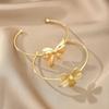 2 Stück/Set Elegantes Blumen- und Schleifen-Armreif in Goldfarbe für Damen Exquisite Wasserdichte Offene Manschettenarmband-Sets Hochzeitsfeier