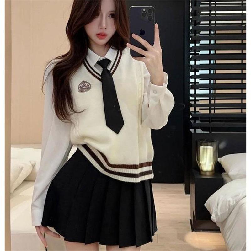 

Женский вязаный жилет в корейском стиле, однотонная рубашка и мини-юбка плиссе с высокой талией, комплект из 3 предметов Medium