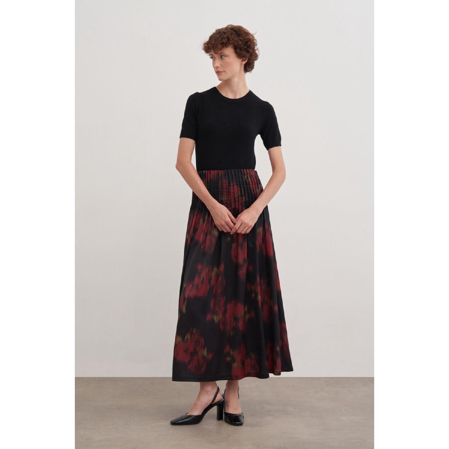 

1184111 Юбка с цветочным узором 38 чёрный