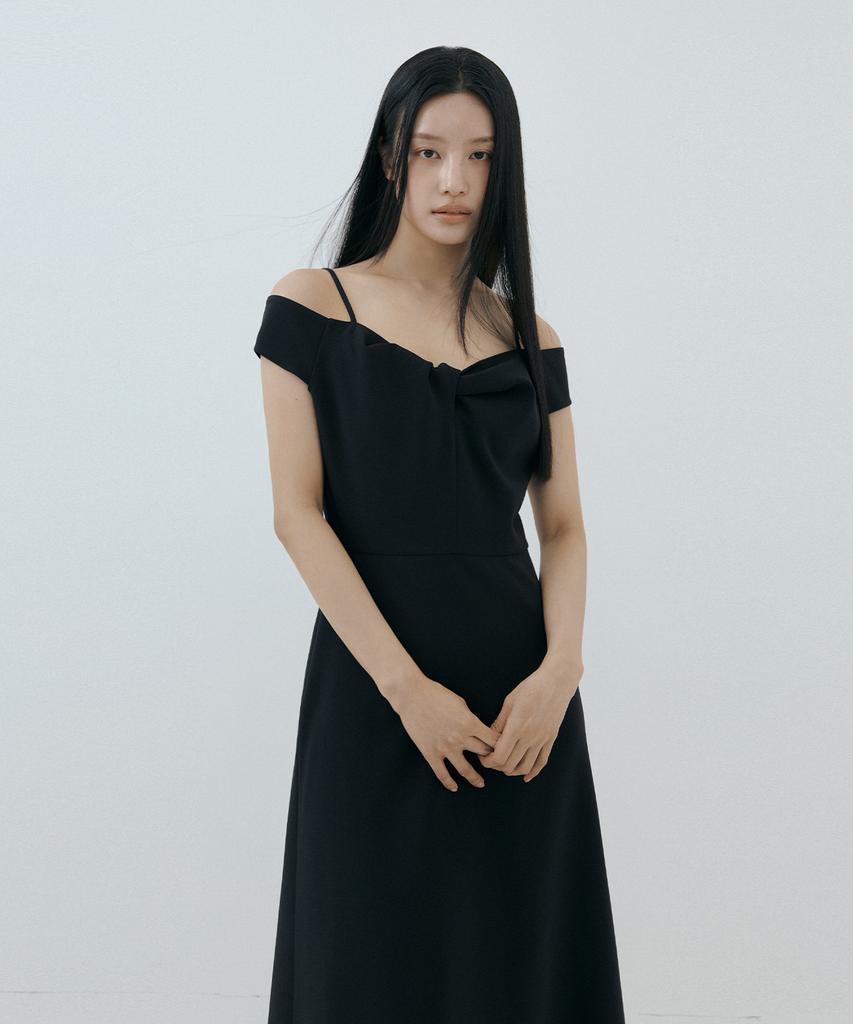 Lucirju Romantic Twist Strap Dress (Black)