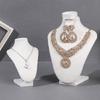 Anspruchsvoller Robuster Flusen Schmuck-Display-Büste Kleiner Halsketten-Display-Ständer mit Verstellbarem Haken für Merchandising