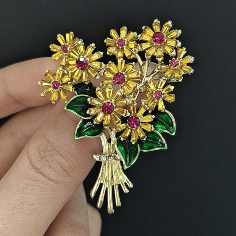 Elegant Rhinestones Daisy Flower Brooch for Women and Men Unisex Accessories Lapel Accessory for Everyday Outfits
