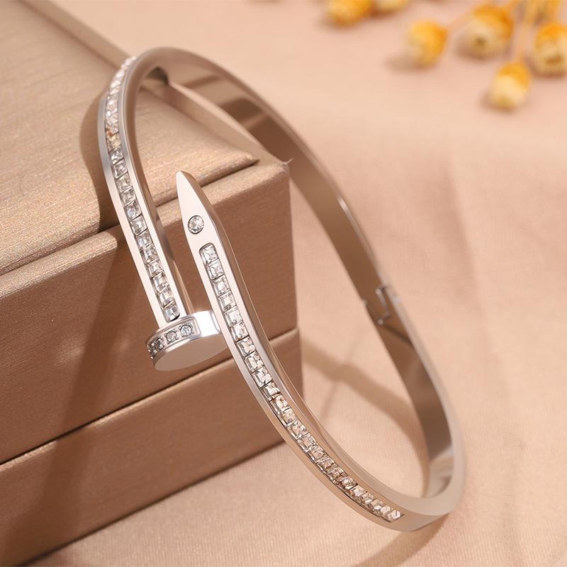 Hot-selling titanium steel bracelet, girls' high-end sense of fashion, popular light luxury in Europe and the United States, Gypsy star love diamond