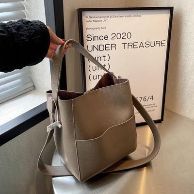 Women's Large Capacity Bucket Bag with Wide Shoulder Strap - Ideal for Autumn and Winter Commuting