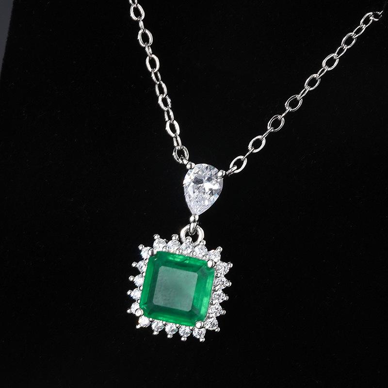 Collier Tempérament Bijoux Trésor Coloré Populaire Luxe Incrusté Émeraude Imitation Rétro Chaîne Pendentif Collier Clavicule