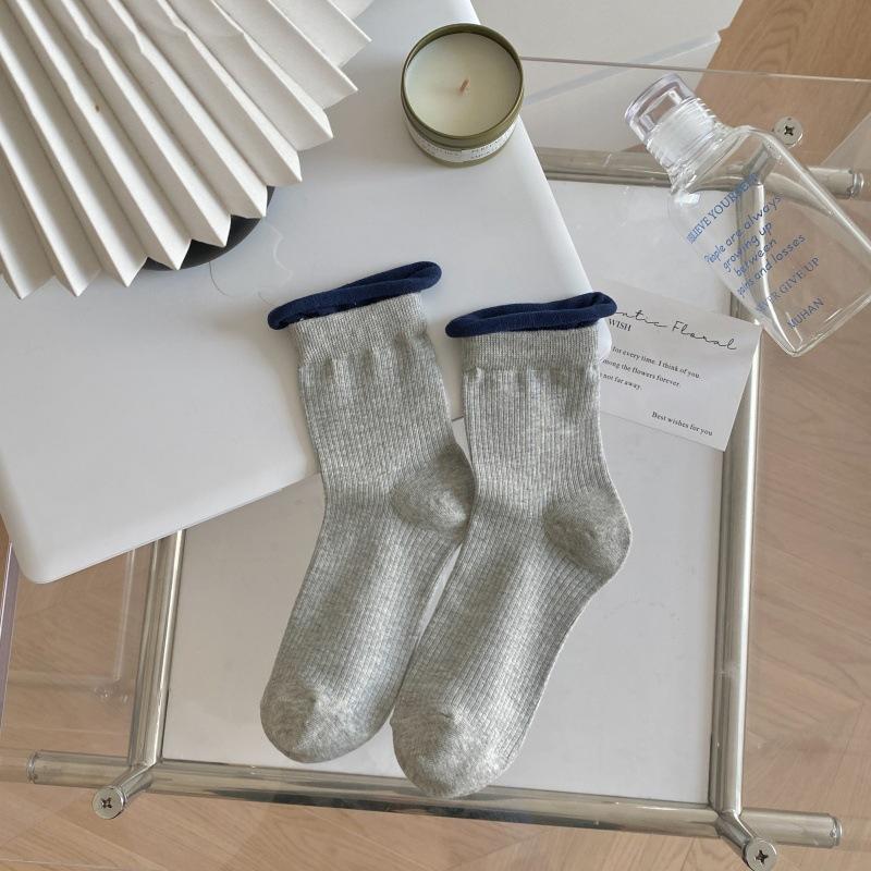 Female Spring and Autumn Retro Dark Grain Stereo Relief Lace Roll Edge In The Tube Pile Socks