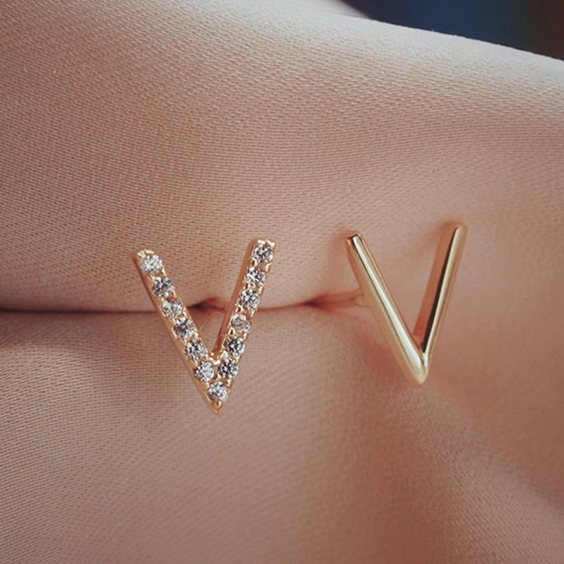 

Минималистичные литературные V-образные асимметричные серьги-пусеты из позолоченного стерлингового серебра для женщин S925 Silver