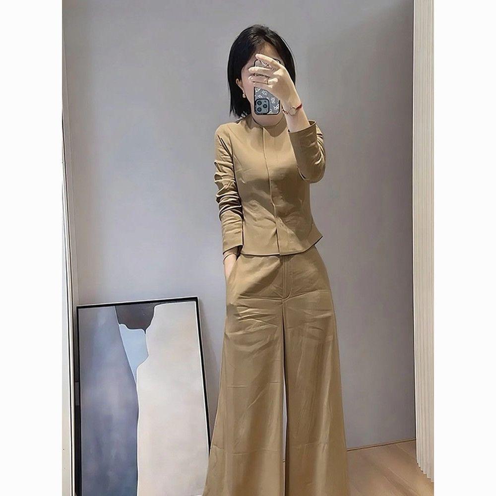 Elegant 2026 Outfit: High-End Khaki Top & Wide-Leg Pants with Chic, Waist-Cinched Design