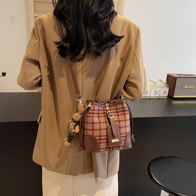 Premium Woolen Texture Small Bag 2025 Winter New Niche Trendy Versatile Shoulder Messenger Bag Popular Bucket Bag