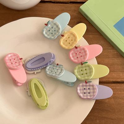 4 szt. Spinki do włosów dla dziewczynek Kolor makaronowy kremowy Wzór w kratkę Design z guzikiem owocowym Klipsy do włosów Lekkie Stabilny chwyt Przyjazne dla skóry głowy Włosy