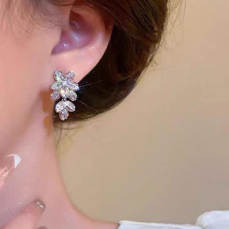 

Super flash zircon flower leaf ear clips, high-end niche design, celebrity temperament stud earrings, exquisite earrings, no ear piercings.