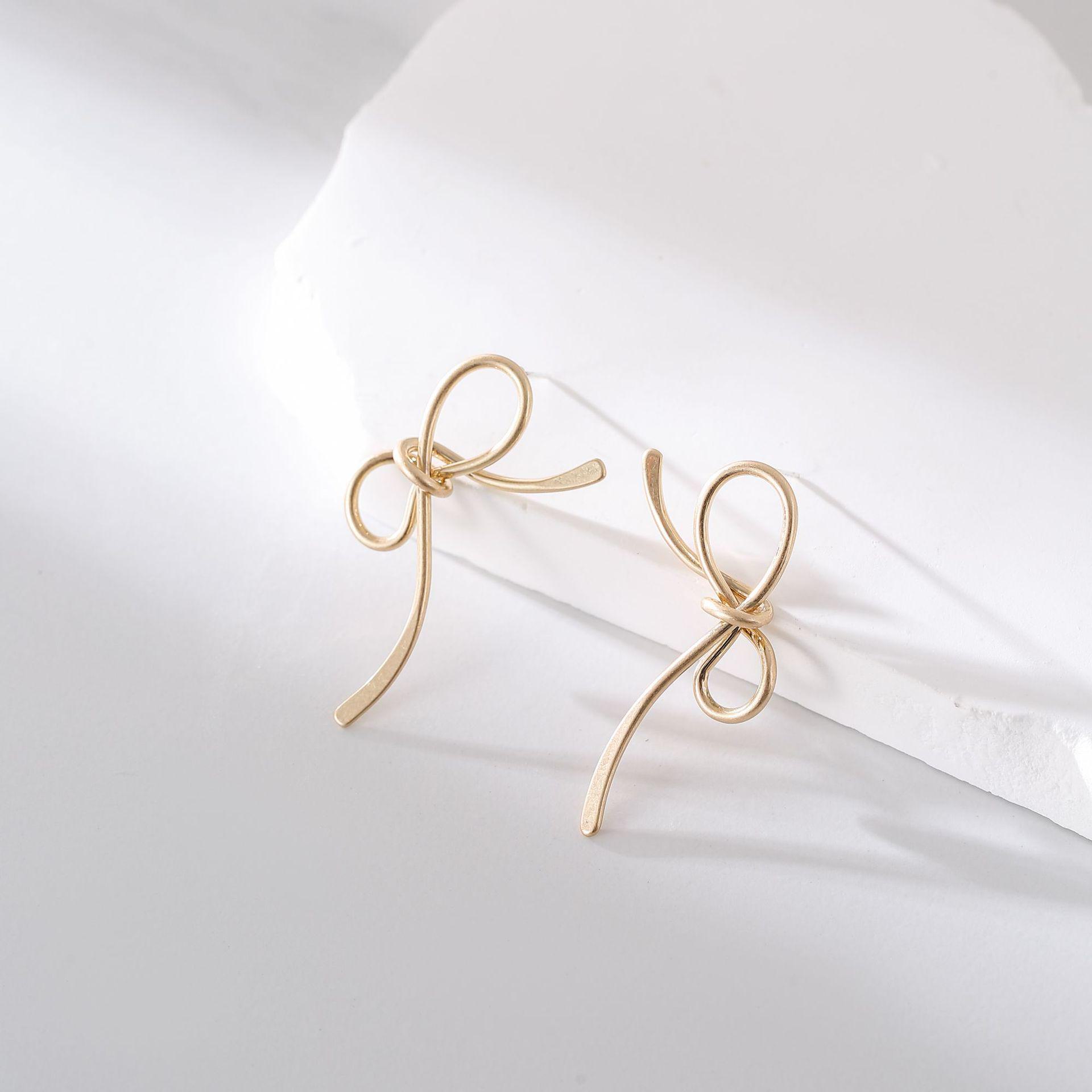 

Минималистичные металлические серьги-кольца: Уникальный, смелый и стильный дизайн, который подчеркнет вашу модную ауру. TE00513