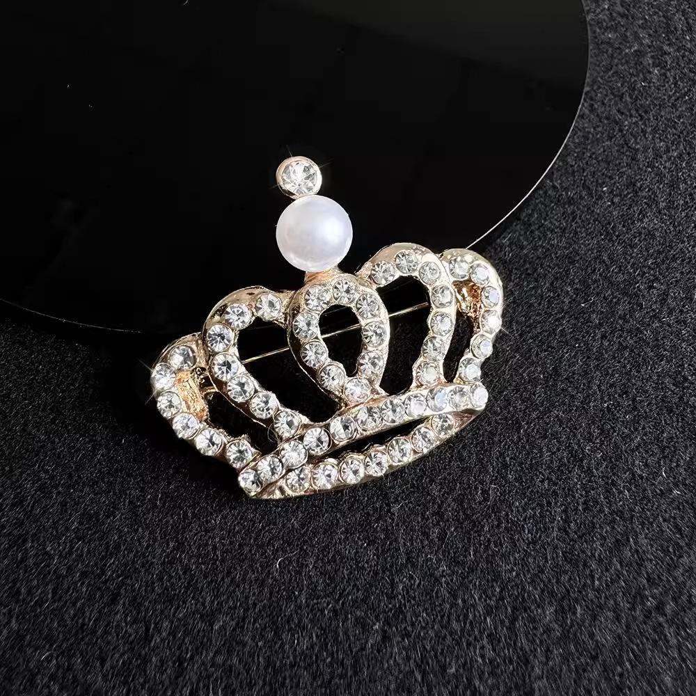 Nouvelle Broche Couronne, Tempérament de Luxe Haut de Gamme pour Femmes, Épinglette Perle Strass, Blazer, Accessoires Manteau