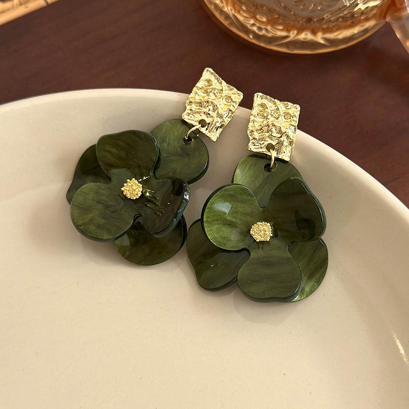 

Легкі розкішні акрилові квіткові сережки Французькі вінтажні високоякісні металеві квадратні плісировані сережки ніжні модні сережки зелений