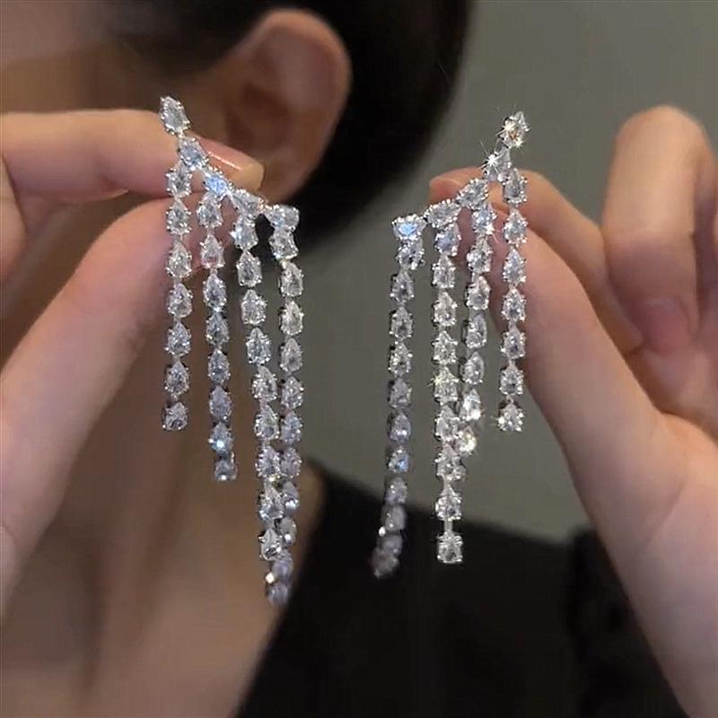 High-End Heart Tassel Earrings: Slimming, Long Dangle for Round Faces - Luxurious and Niche Design