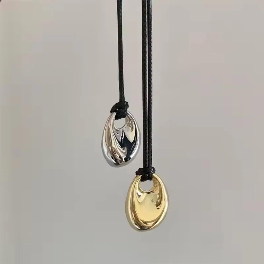 Damen PU-Leder Kordel Schlüsselbein Halskette, Verstellbares Design, Unregelmäßiger Bohnen Geometrischer Anhänger, Tägliches Tragen Schmuckzubehör