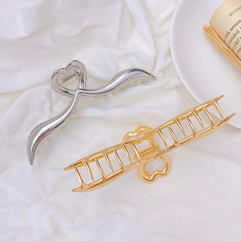 Pinces à cheveux creuses en métal pour femmes et filles, pinces à cheveux en forme de cœur irrégulier, accessoires de fête tendance, couvre-chef à breloques