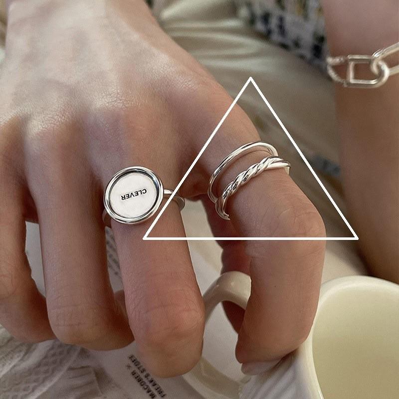 Dongdaemuns minimalistiske vridningsring og zirkonarmbåndssett for kvinner