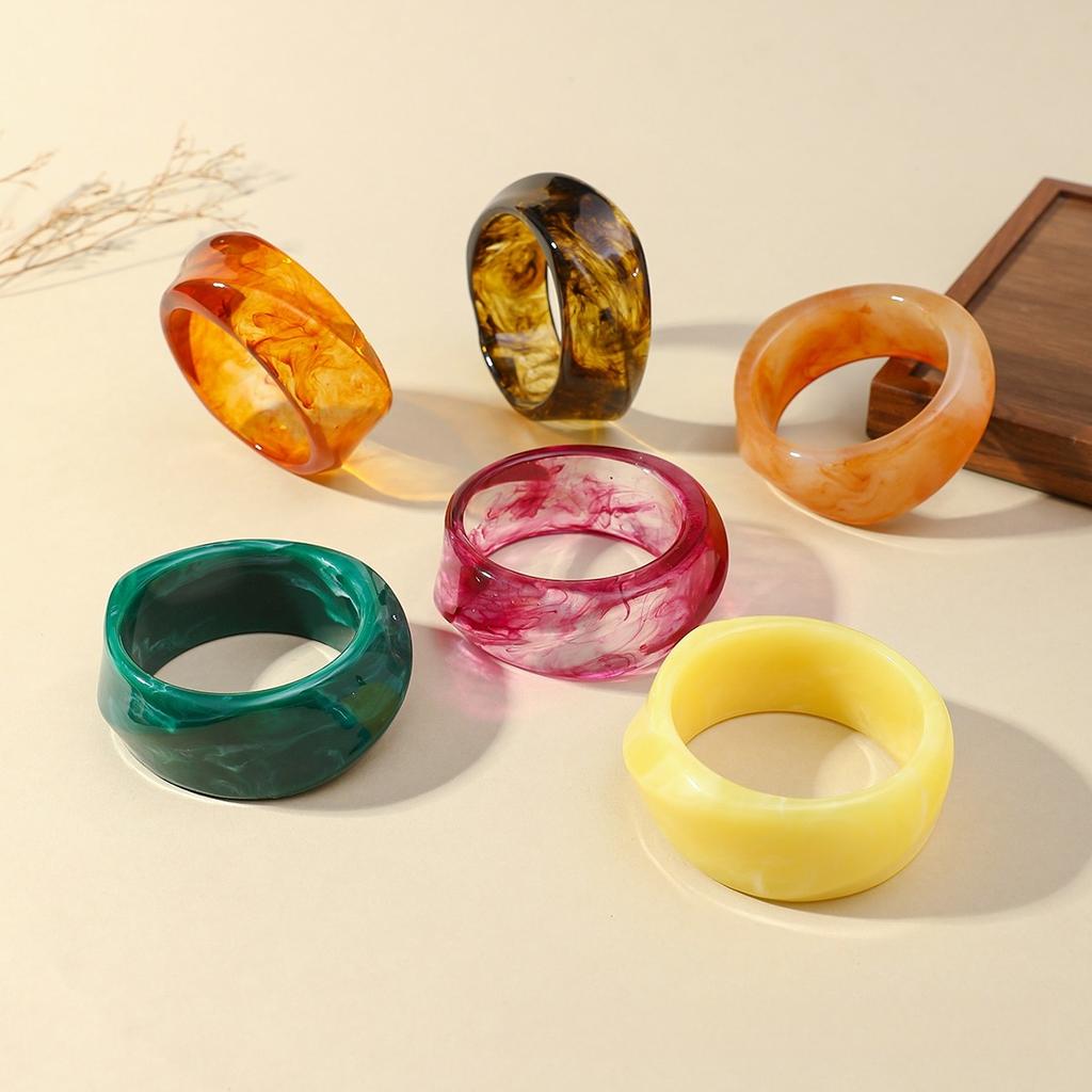 Neues farbenfrohes unregelmäßiges breites Acryl-Armreif für Damen Koreanische Harz klobige geometrische Armreifen Sommer beliebter Schmuck Geschenke