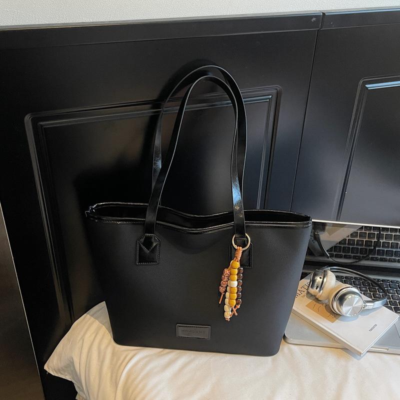 Retro Commuter Large-capacity Underarm Bag Women's New Fashionable and Popular Shoulder Bag Simple Personalized Portable Tote Bag