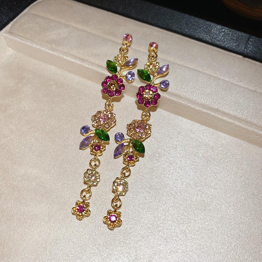 Silvernål Zirkon Utskurna Blomörhängen - Utsökta High-End Stiftörhängen med Känsla för Mode.