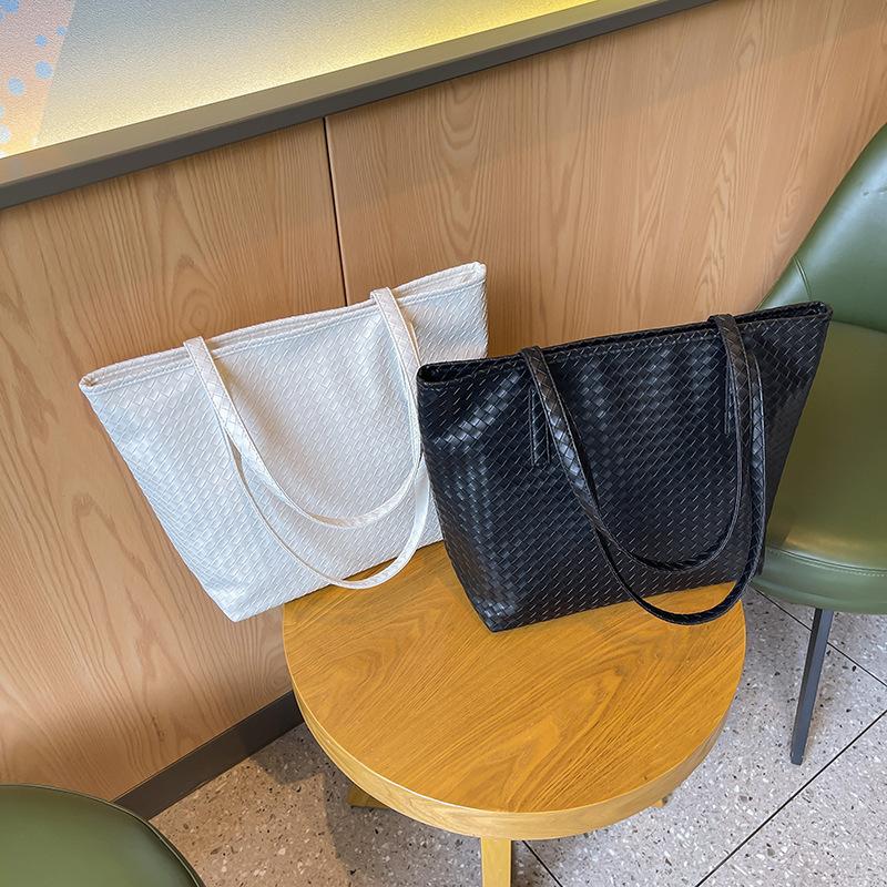 Bag women's 2025 Korean version of the commuter college's new tote bag women's bag summer large-capacity one-shoulder tote woven bag